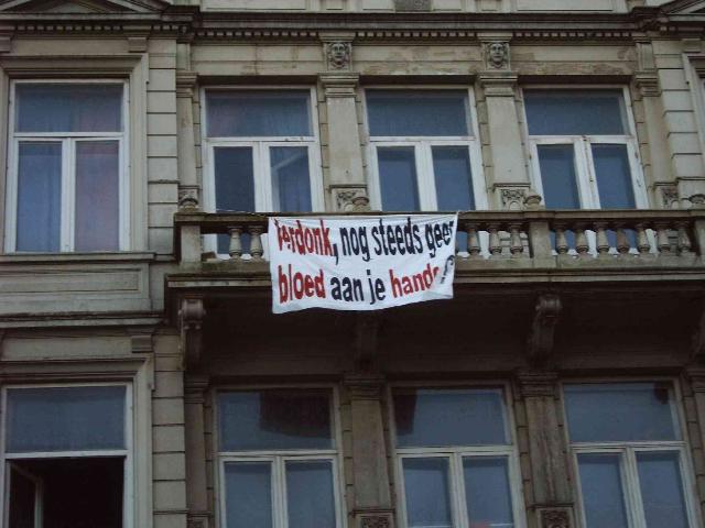 Spandoek van de Stopera nu aan de Amstel