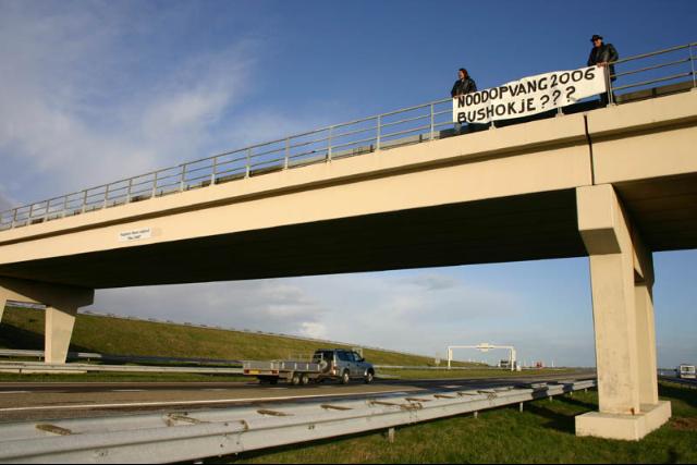 Automobilisten op de Afsluitdijk konden niet om dit spandoek heen.