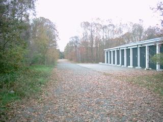 een weg met 1 van de gebouwen