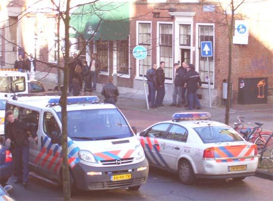 Steeds meer politie arriveerd, de straat staat volledig vast