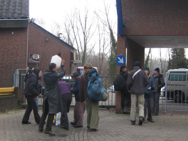 Lawaaidemo aan politiekantoor Kerkrade:foto's