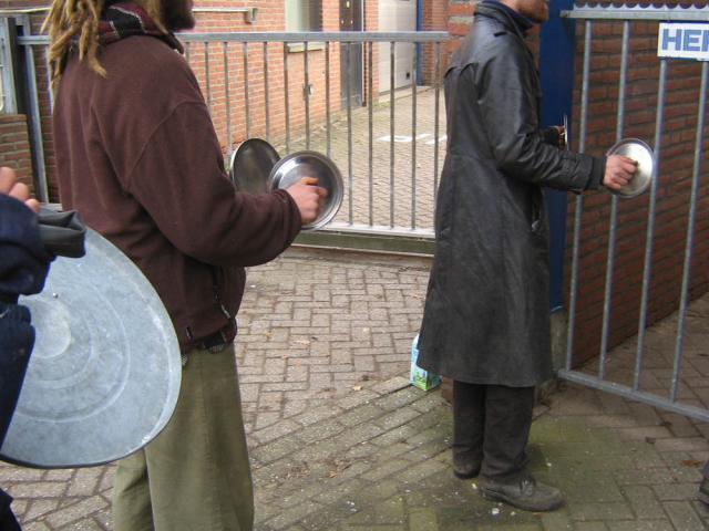 Lawaaidemo aan politiekantoor Kerkrade:foto's