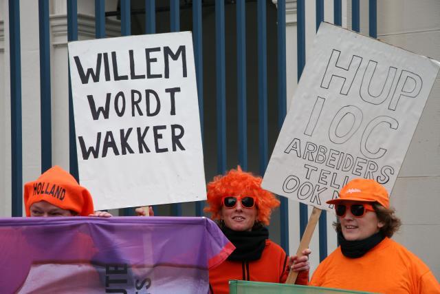 Oranjesupporters van Schone Kleren Kampagne bij Paleis Noordeinde