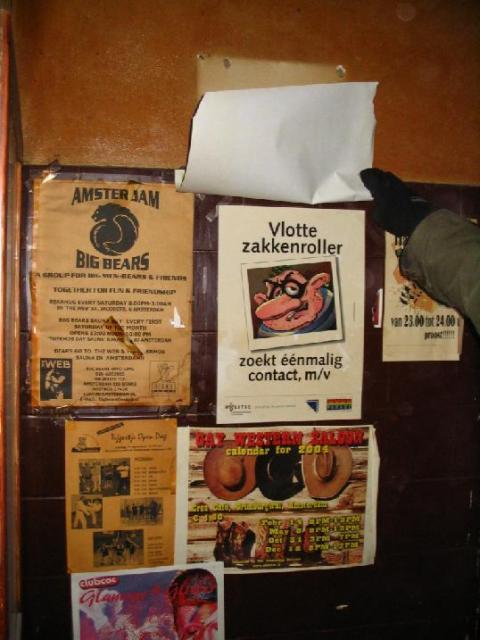 posters in het pand zelf, duidelijk 'over datum'