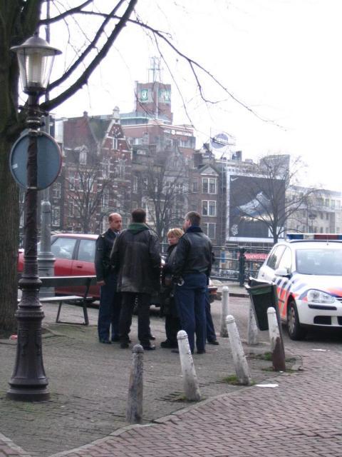 de eigenaar in gesprek met de politie