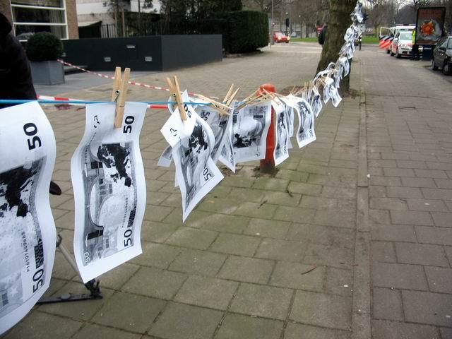 2) Er word zoveel geld witgewassen dat het zelf op straat hangt.