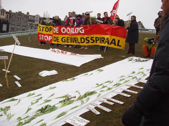 aan het eind werd er een monument voor de oorlogsslachtoffers gevormd 