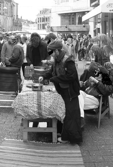 De lokale Food Not Bombs groep deelt eten en drinken uit