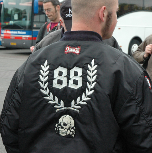 een SS-totenkopf en 88 (=HH, Heil Hitler)