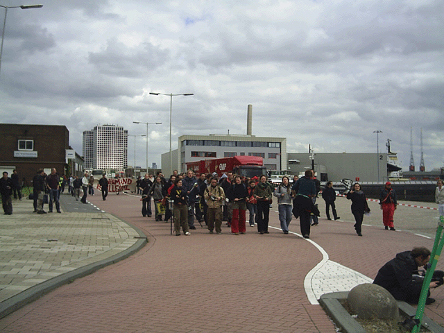 demonstranten en trommelband