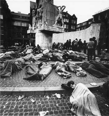 mariniers in 1970 slaan de dam leeg