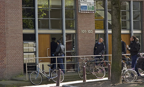 politie gaat over tot ontruiming van de leidsekade