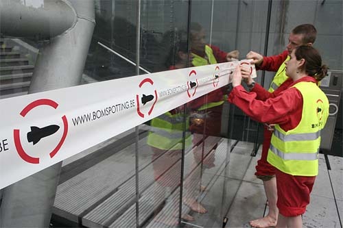 Bomspotters sluiten en verzegelen het kantoor van Lockheed Martin in Brussel.