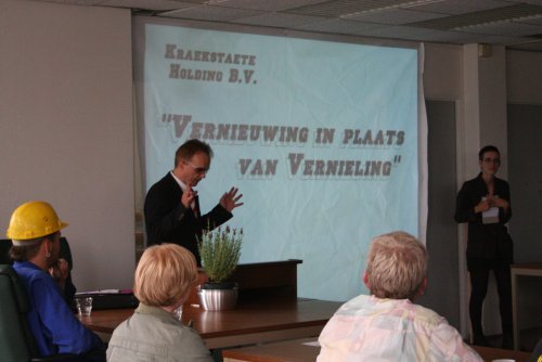 Marnix geeft uitleg aan raadsleden over plannen met stationsgebied