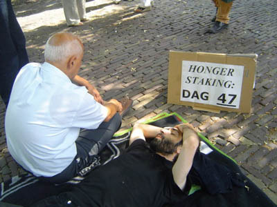 foto genomen tijdens demonstratie op 29 juli, inmiddels is het 57 (!!) dagen. 