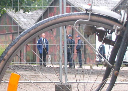 je mocht geen foto's maken van de politie, verstopt achter een fiets