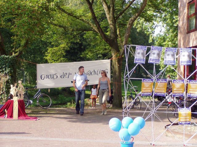 posters, ballonnen, werk van een kunstenaar en de weg naar de kinderaktiviteiten