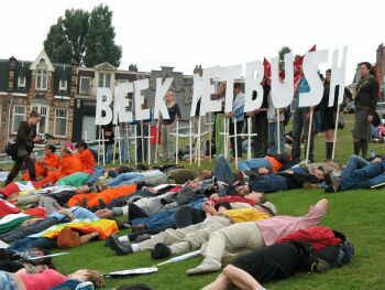 Na luchtalarm vielen de demonstranten symbolisch dood neer