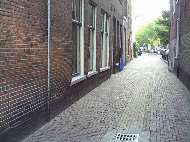 ook in de steeg hekken weg.