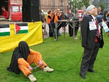 Manifestatie Breek met Bush! in Amsterdam.