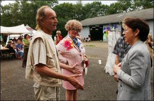 Ambassadrice spreekt met kunstenaars