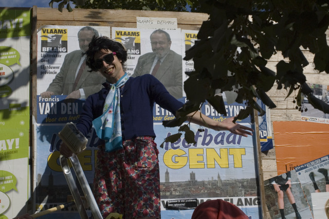 een zekere groep 'Vlaams Belang' heeft onze borden al volgeplakt...