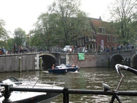 hoek Prinsengracht - Brouwersgracht op een drukke zaterdagmiddag