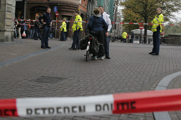 Verkeer door en kruisend de Leidse straat was onmogelijk.