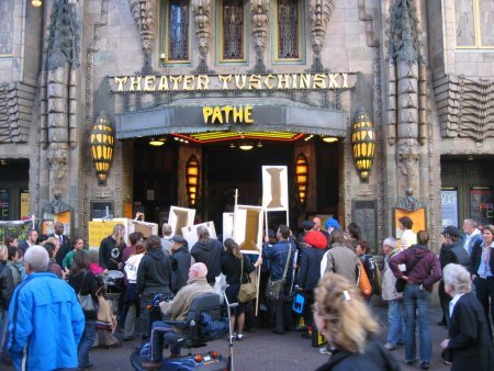 poging de tentoonstelling naar binnen te brengen