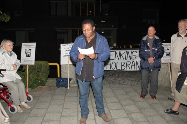 Karl Matheu opent de herdenking met zijn toespraak en geeft het woord aan ....