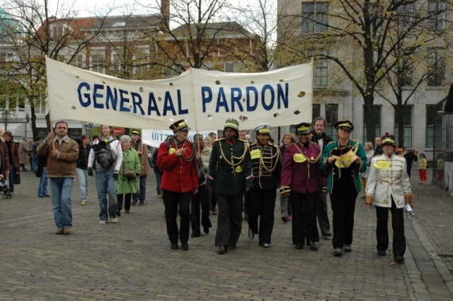 De generaal's komen het plein op gemarcheerd