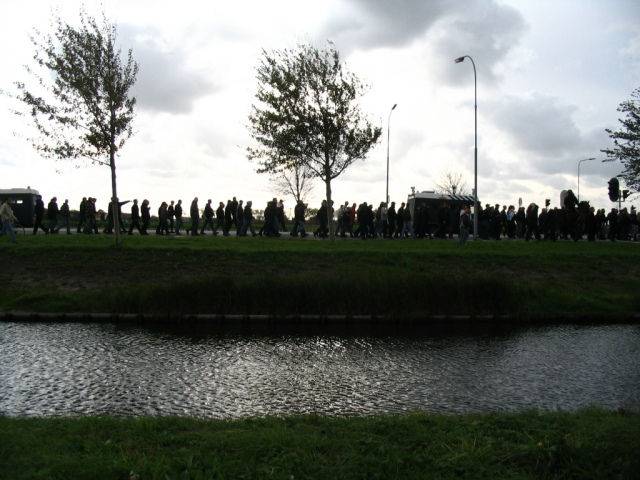 Rond de 90 nazis wandelen afgezonderd naar het weiland voor hun 'manifestatie'