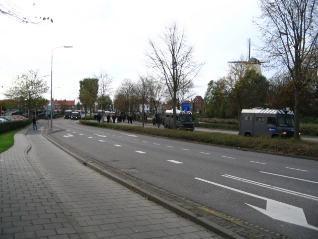 Wegen zijn afgezet, en onder politiebegeleiding loopt de nazidemo weer terug.