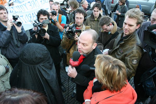 Het progamma de wereld draait door was ook aanwezig met een man in een burka.