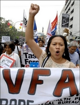 Anti-US demonstrators protest 02 January 2007 near the US embassy in Manila