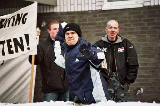 (NVU-voorzitter Kusters speelt lekker in de sneeuw tijden een NVU demonstratie)