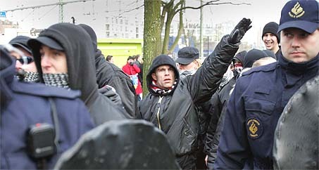 Oom agent is te beroerd om zijn werk te doen en laat de nazi lopen