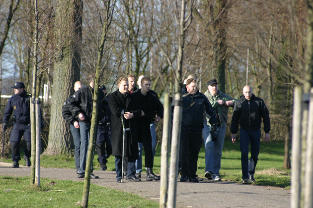 Paul Peters (Voorpost) met kruk, Rechts Dootjes en Marcel de Putter