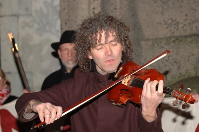 Violist Paul Winkens speelt een muzikaal intermezzo