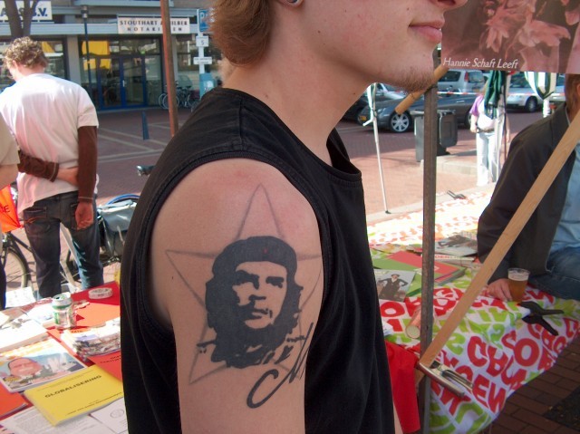 Communist met Che Tatoe