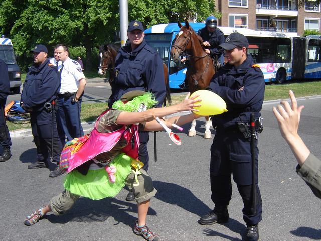 clowntje, smeris en de bus waarin we zouden worden afgevoerd