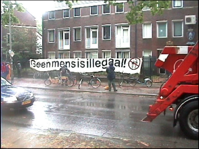 En dan het spandoek bij de marechaussee