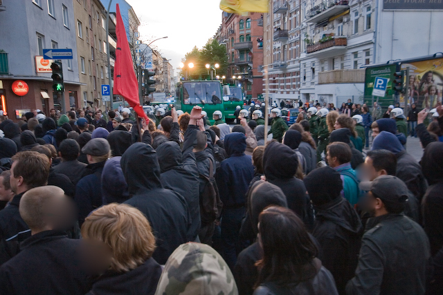 Hamburg , water cannon welcomed by protesters 