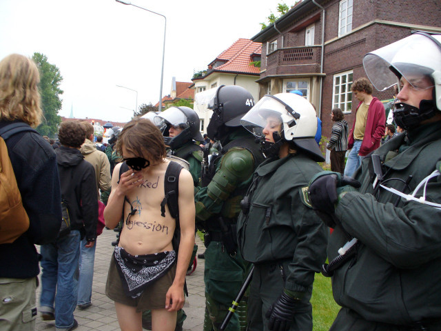 Naked agression, iemand van het blote zwarte blok