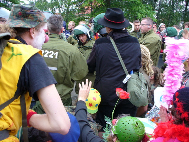 Politie en smekende clowns