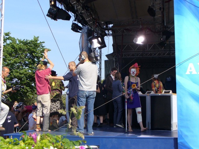 De eerste clown op het podium van de live uitzending