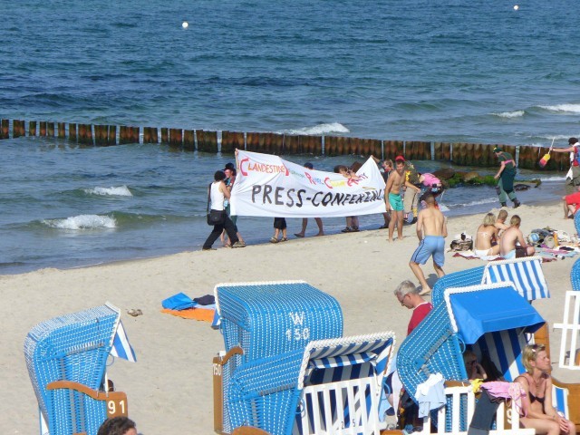 Clowns geven persconferentie op het strand