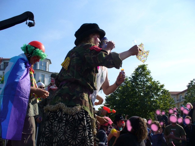 Clowns leggen uit hoe politie te werk gaat