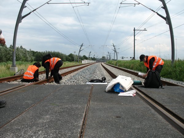 snel de lock-ons onder de rails door