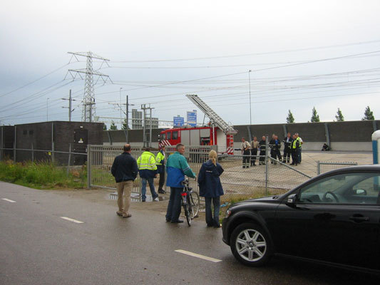 17u: officials van ProRail komen toe, na kort overleg wordt de weg afgesloten